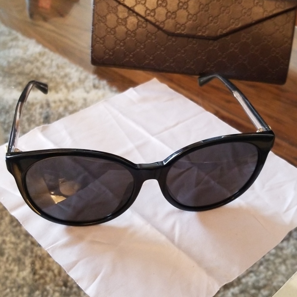 Gucci sunnies!